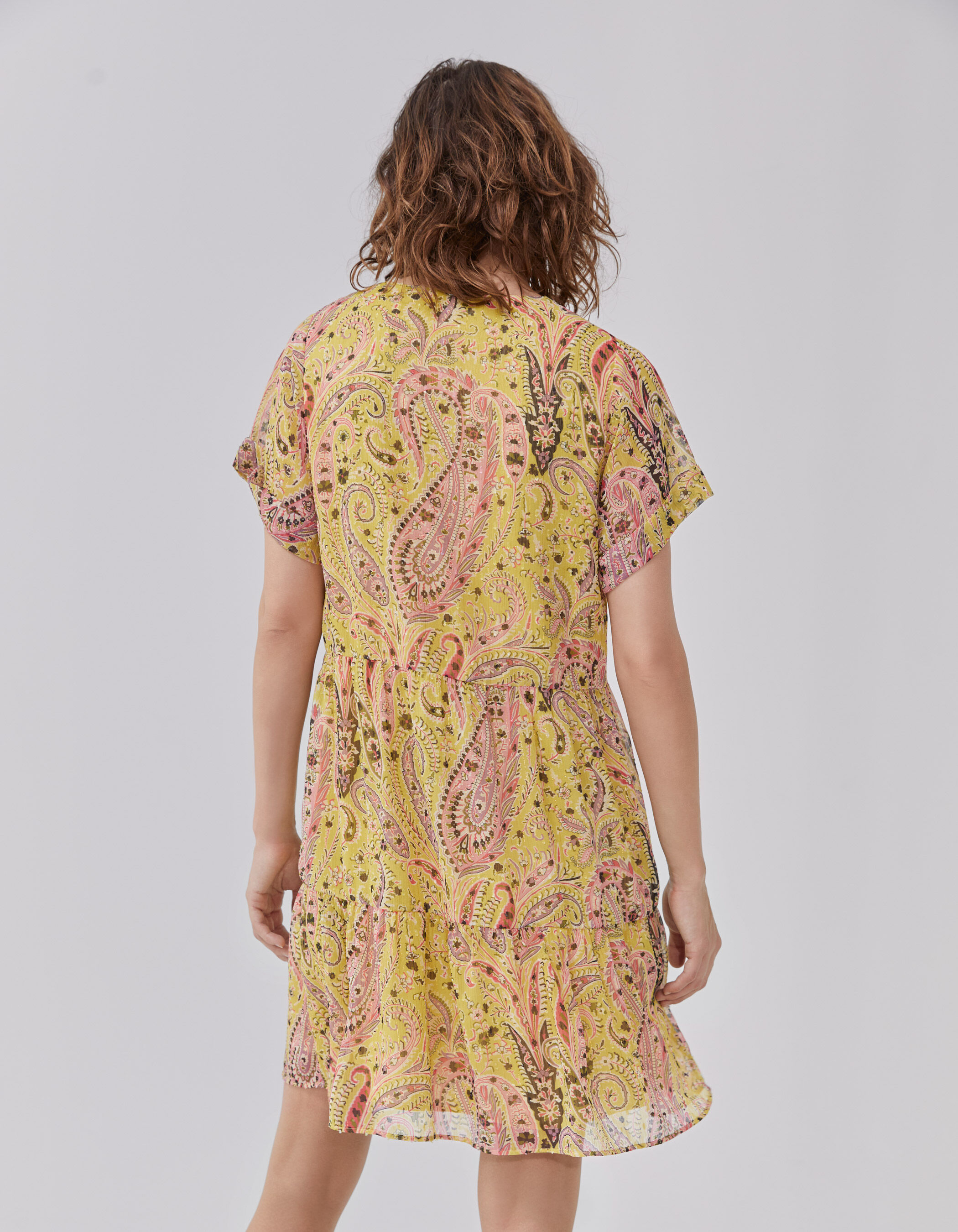 Mujer con vestido hotsell amarillo