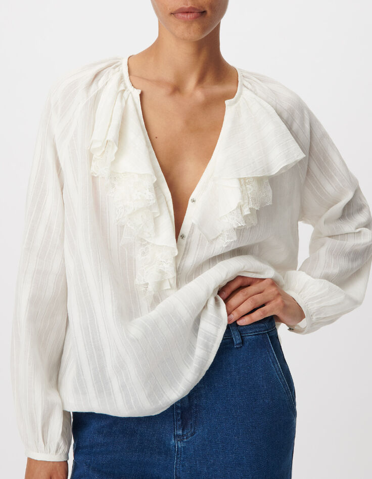 Witte vloeiende damesblouse met kanten ruches-5