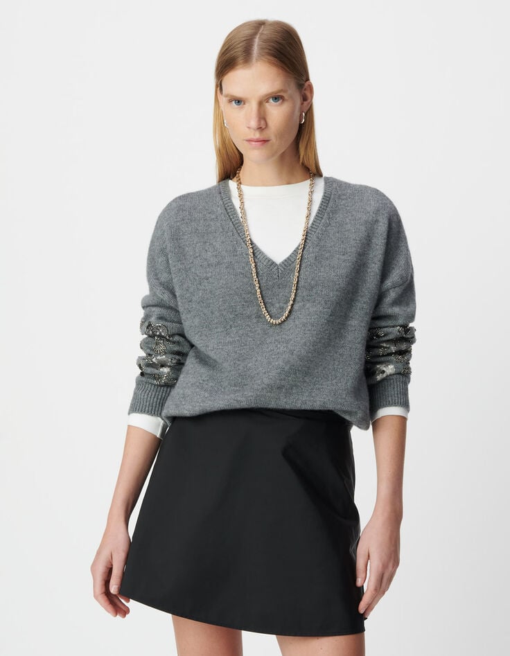 Pull en maille gris chin&eacute; d&eacute;tails bijoux pour femme-2