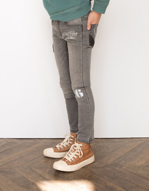 Boys’ light grey print and badge skinny jeans