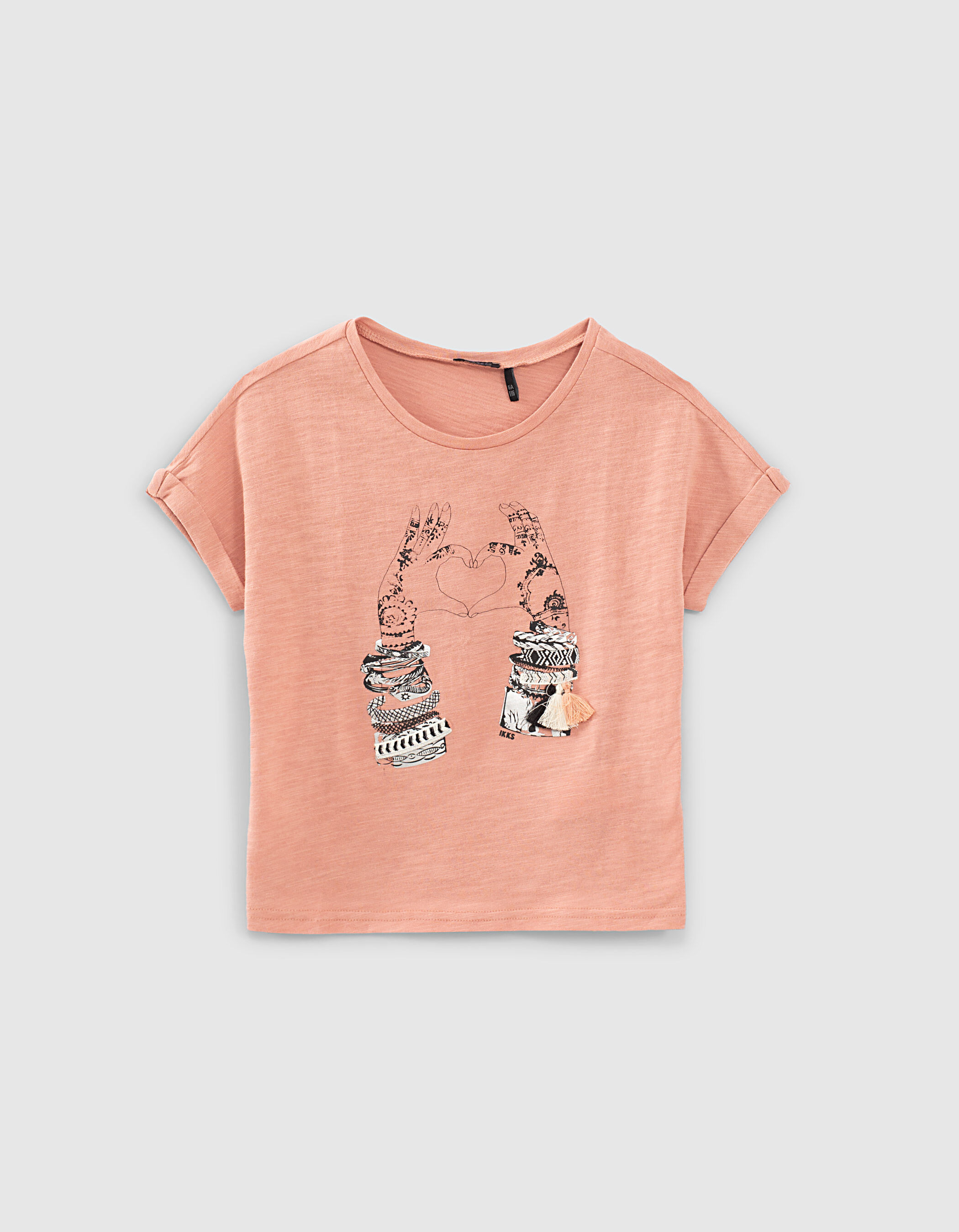 Camiseta rosa sale empolvado