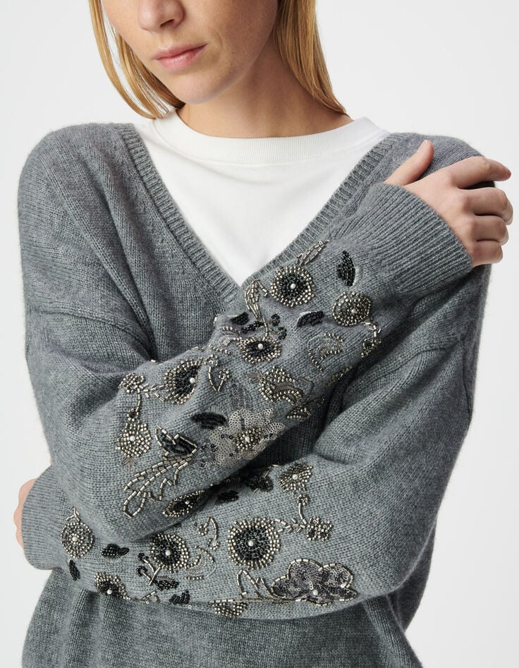 Pull en maille gris chin&eacute; d&eacute;tails bijoux pour femme-5