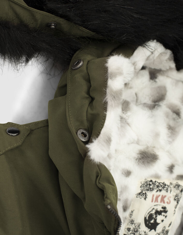 Khaki Mädchenparka mit Camouflagemuster auf weißem Grund - IKKS