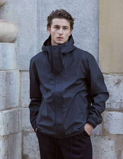 Schwarze Herrenjacke aus Gumminylon mit Kapuze - IKKS