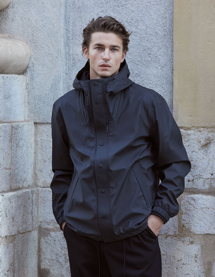 Schwarze Herrenjacke aus Gumminylon mit Kapuze-1