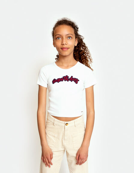 Camiseta cropped crudo mensaje bordado niña