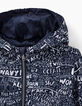 Marineblaue Jungen-Windjacke mit Allover-Print -5