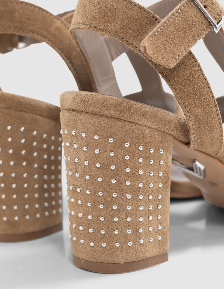 Beige suède damessandalen met hak met studs-5