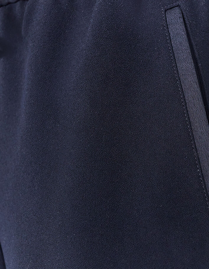 Marineblauwe rechte crêpe damesbroek detail zwarte band-5
