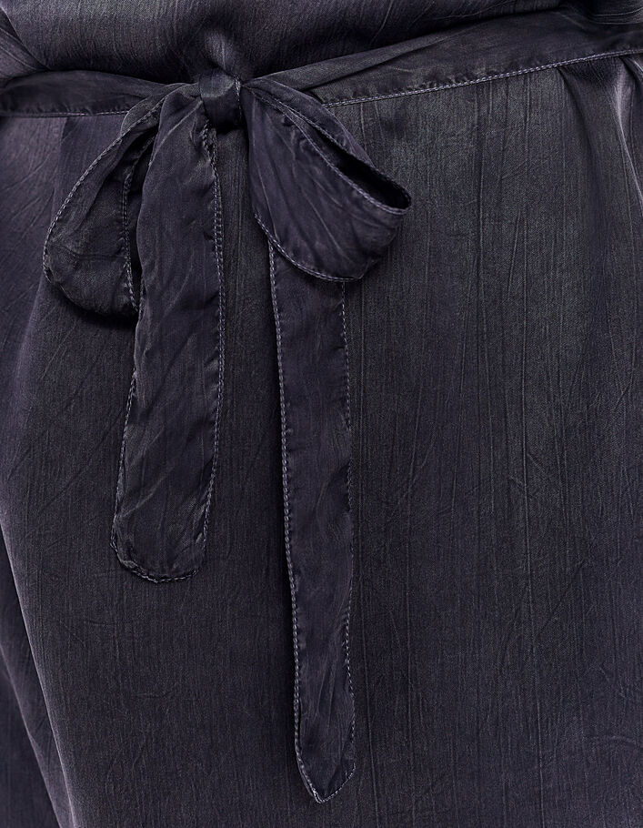 Schwarzes Damenkleid mit Tunikakragen, Perlen und Gürtel - IKKS