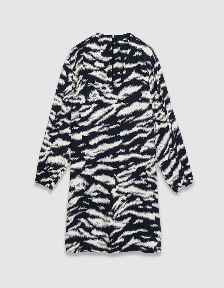 Mujer vestido negro con estampado de cebra-5