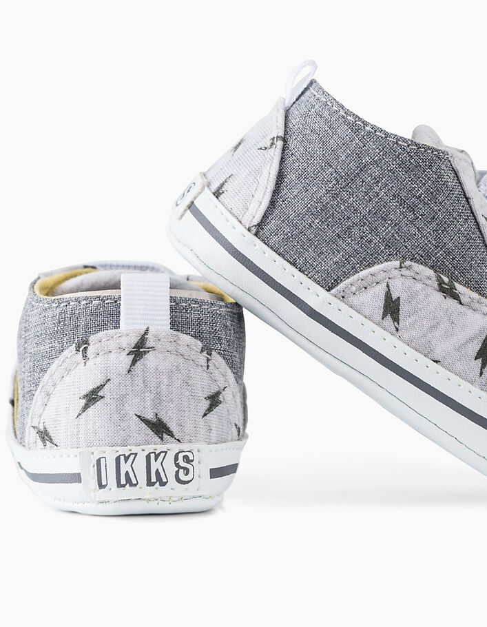 Graue Sneakers mit Blitzprint für Babyjungen  - IKKS