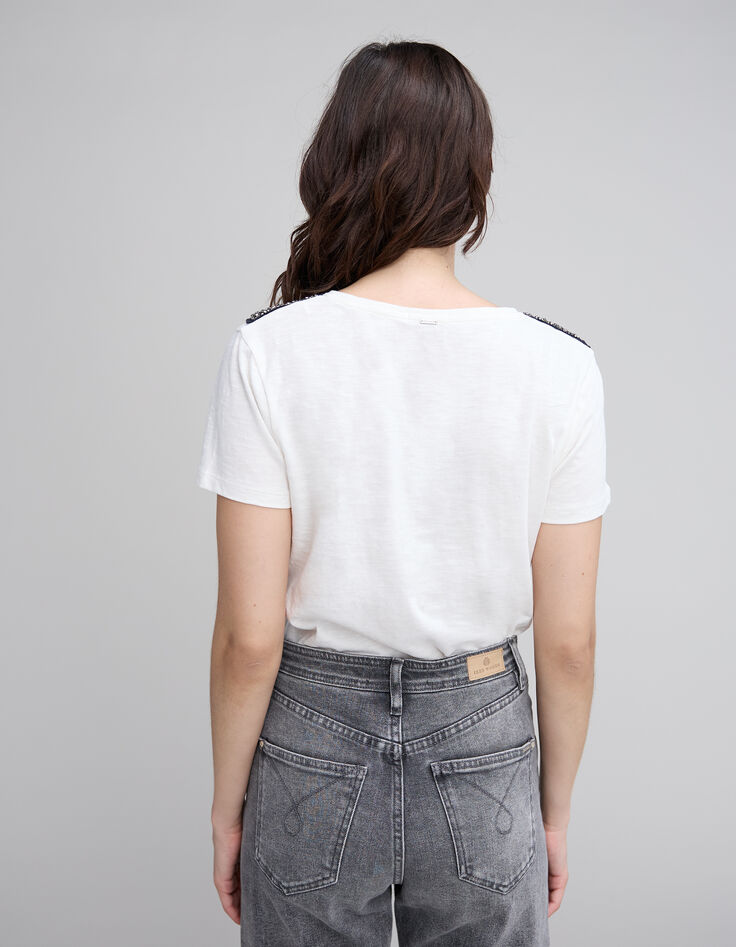 Weißes Damen-T-Shirt mit V-Ausschnitt und Pailletten auf der Schulter-3 Weißes Damen-T-Shirt mit V-Ausschnitt und Pailletten auf der Schulter-3