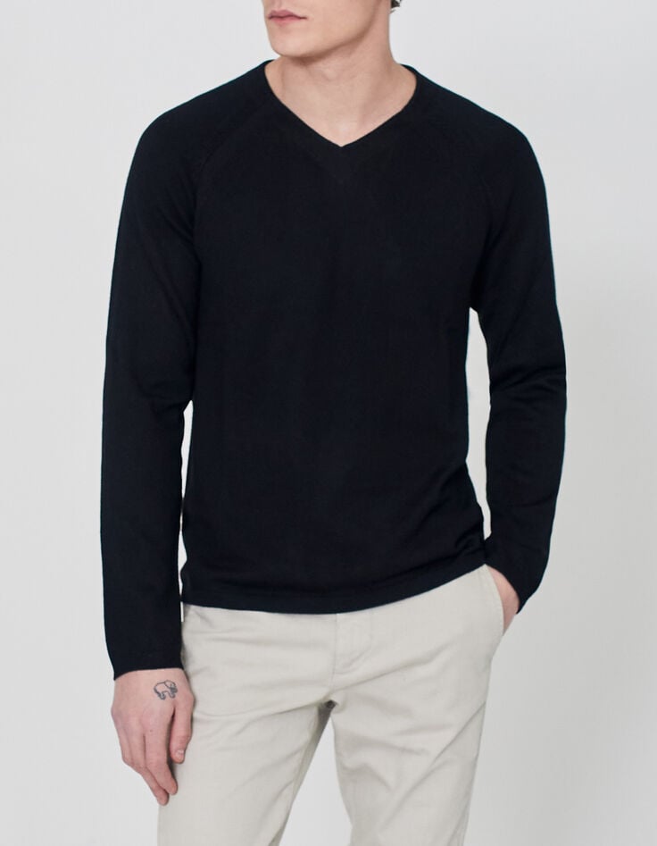 Men&rsquo;s black knit V-neck sweater-1