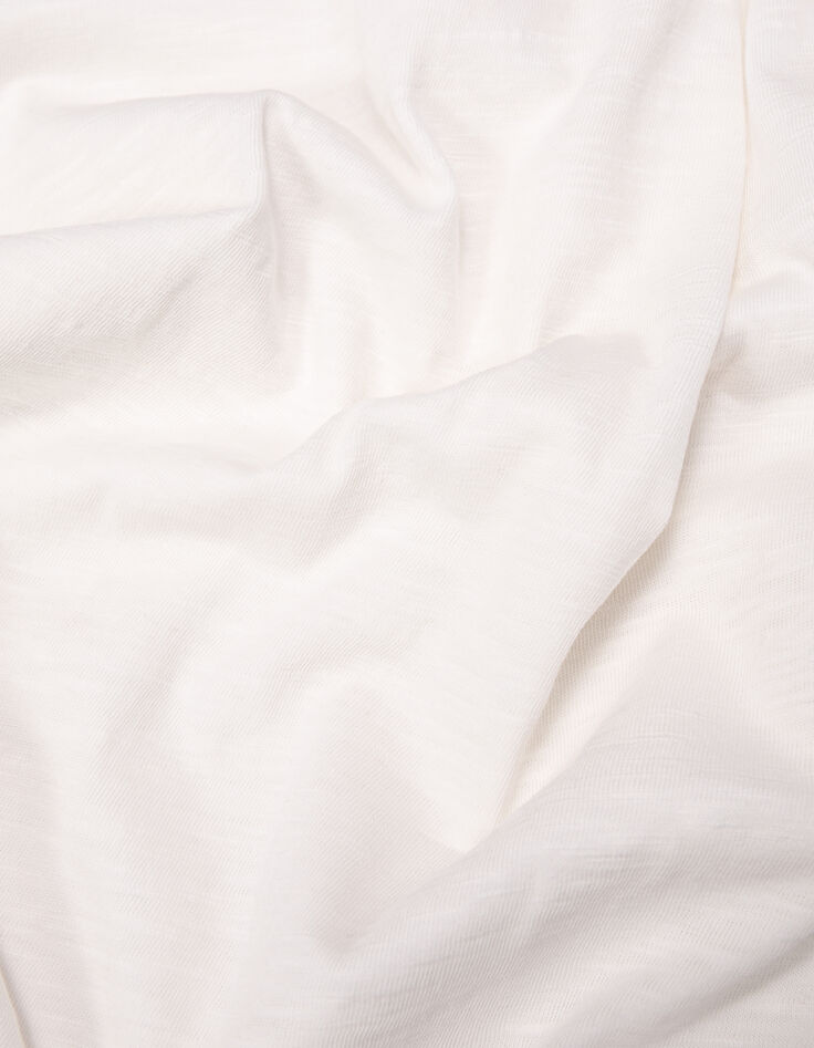 Camiseta blanca de mujer con cuello de pico y diseño de lentejuelas en los hombros-5