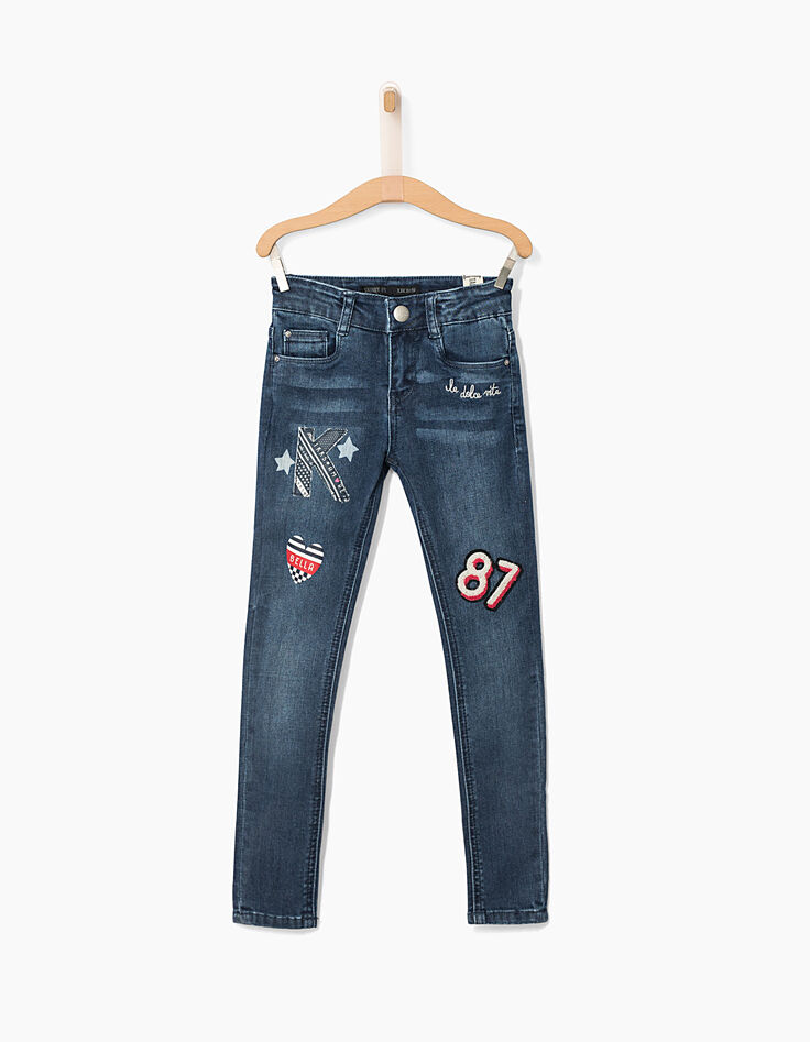 Jean skinny bleu, décors broderies et patchs fille-1