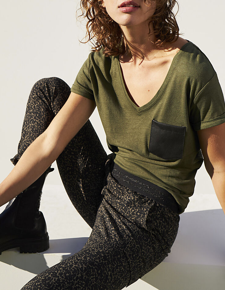 Tee-shirt col V en mix lin uni kaki détail poche femme-1