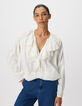 Witte vloeiende damesblouse met kanten ruches-2