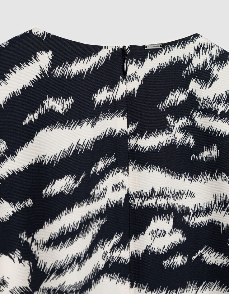 Mujer vestido negro con estampado de cebra-7