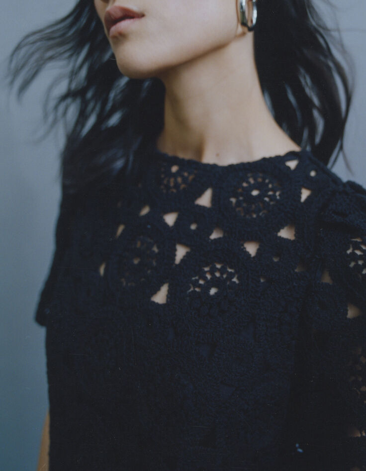 Women&rsquo;s black crochet cropped top-4