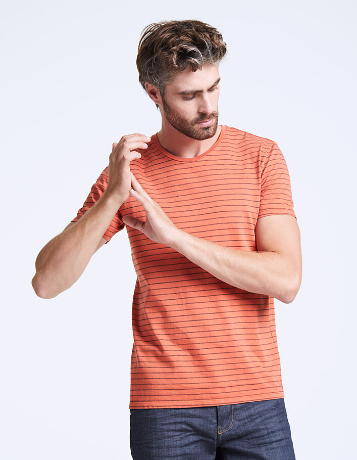 Orangefarbenes Herren-T-Shirt mit Streifenjacquard - IKKS