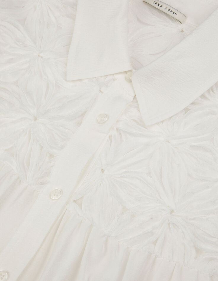 Camisa fluida blanca de mujer con detalles florales-9