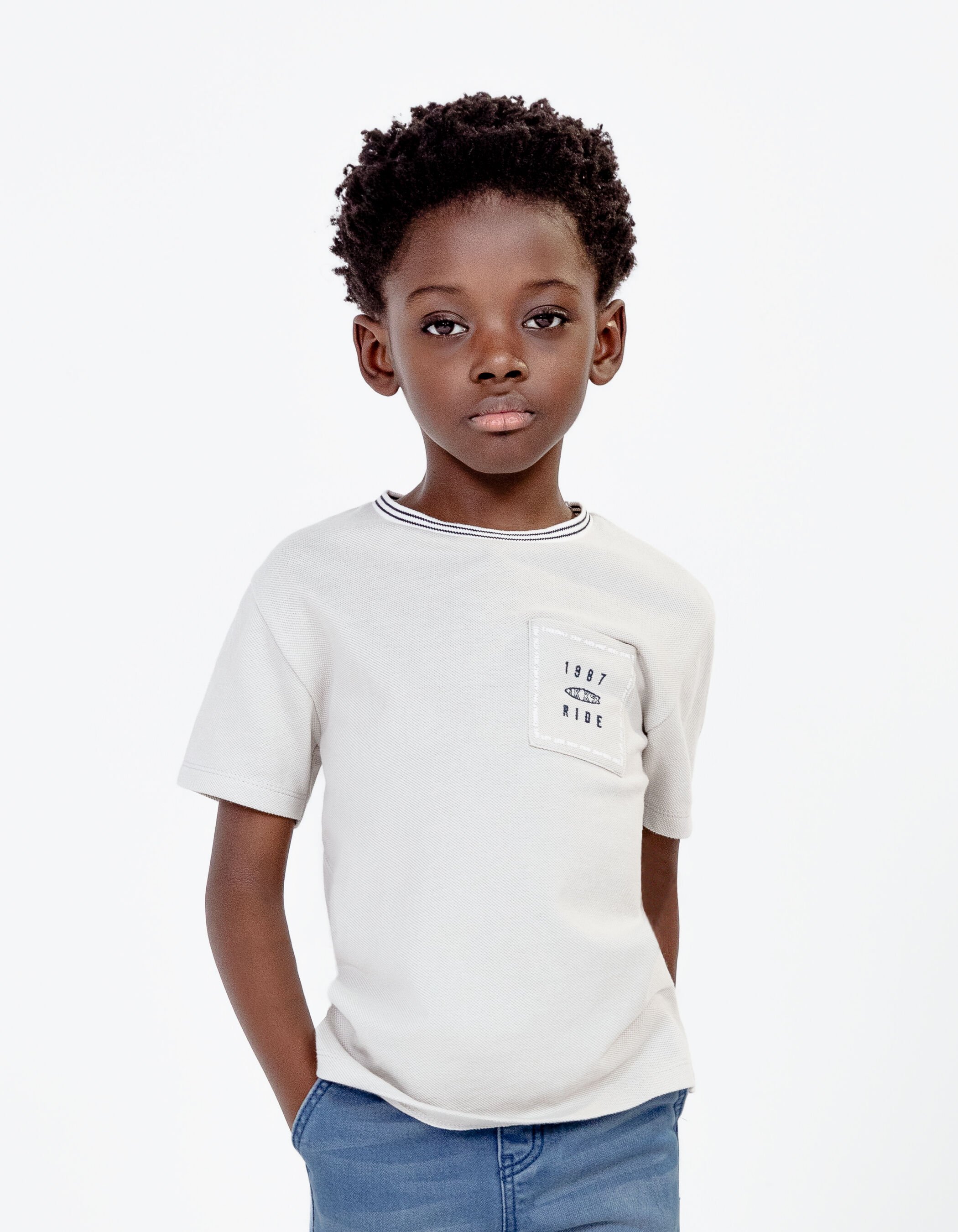 Camiseta gris punto pique bordado bolsillo nino IKKS