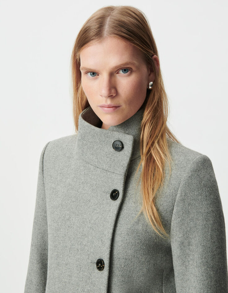 Abrigo gris botonadura asim&eacute;trica mujer-5