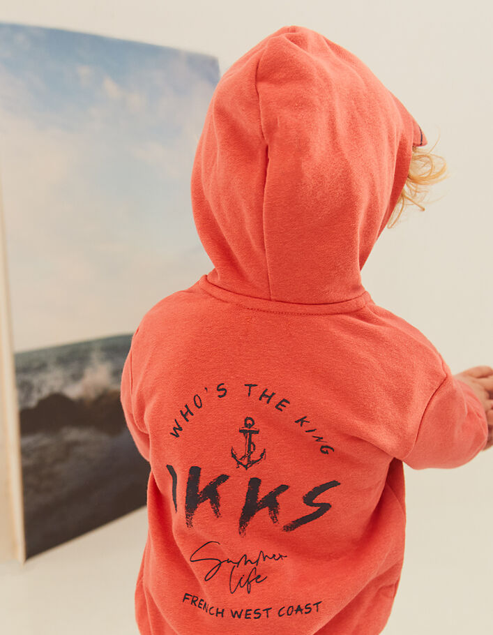 Orangefarbener Hoodie mit Sonnenbrillenschirm -1