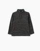 Antracietgrijze polo met print op borst en rug jongens -2
