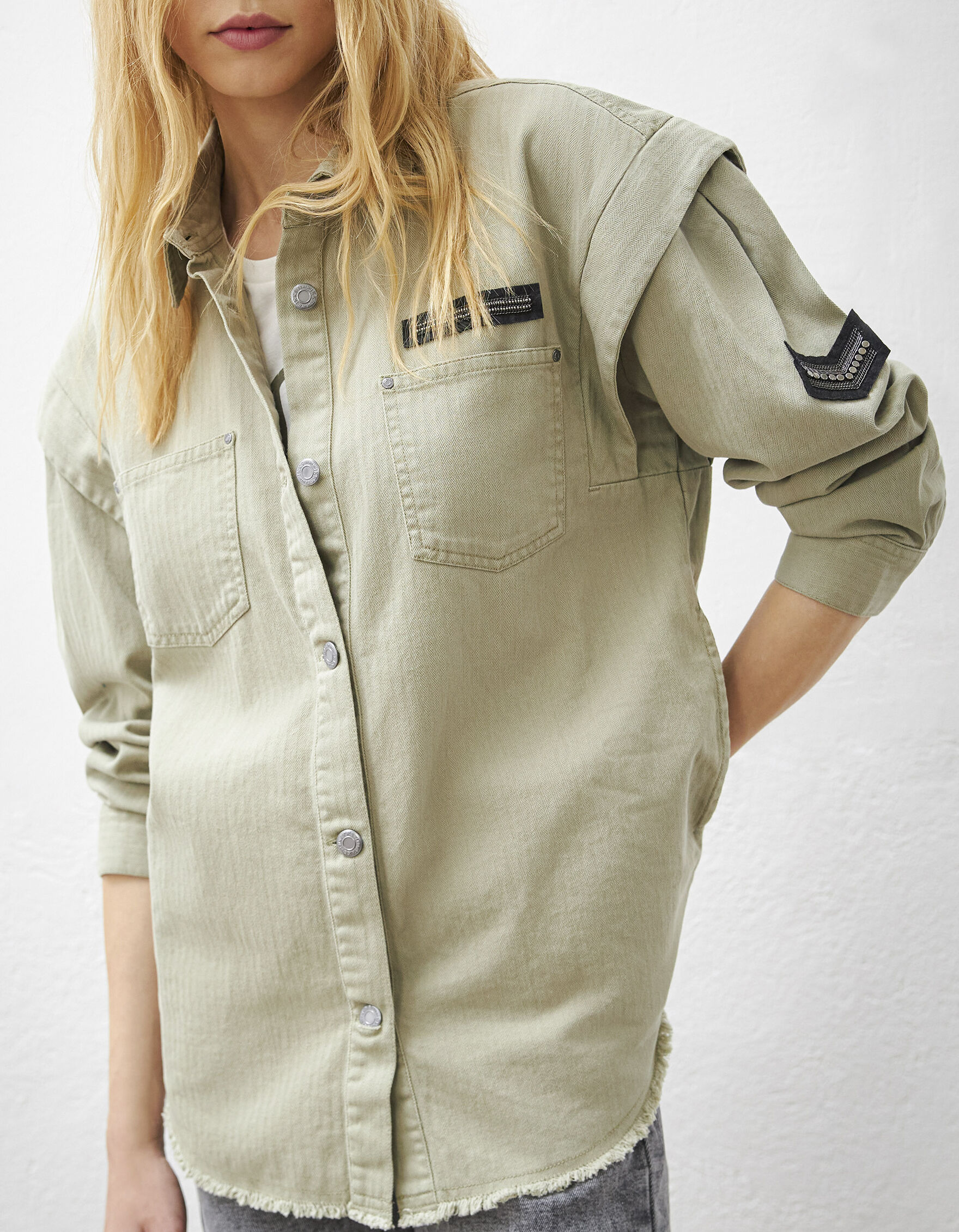 Chemise en coton kaki paulettes et badges army femme