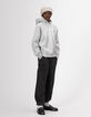 Sudadera capucha gris mensaje flocado terciopelo niño-2