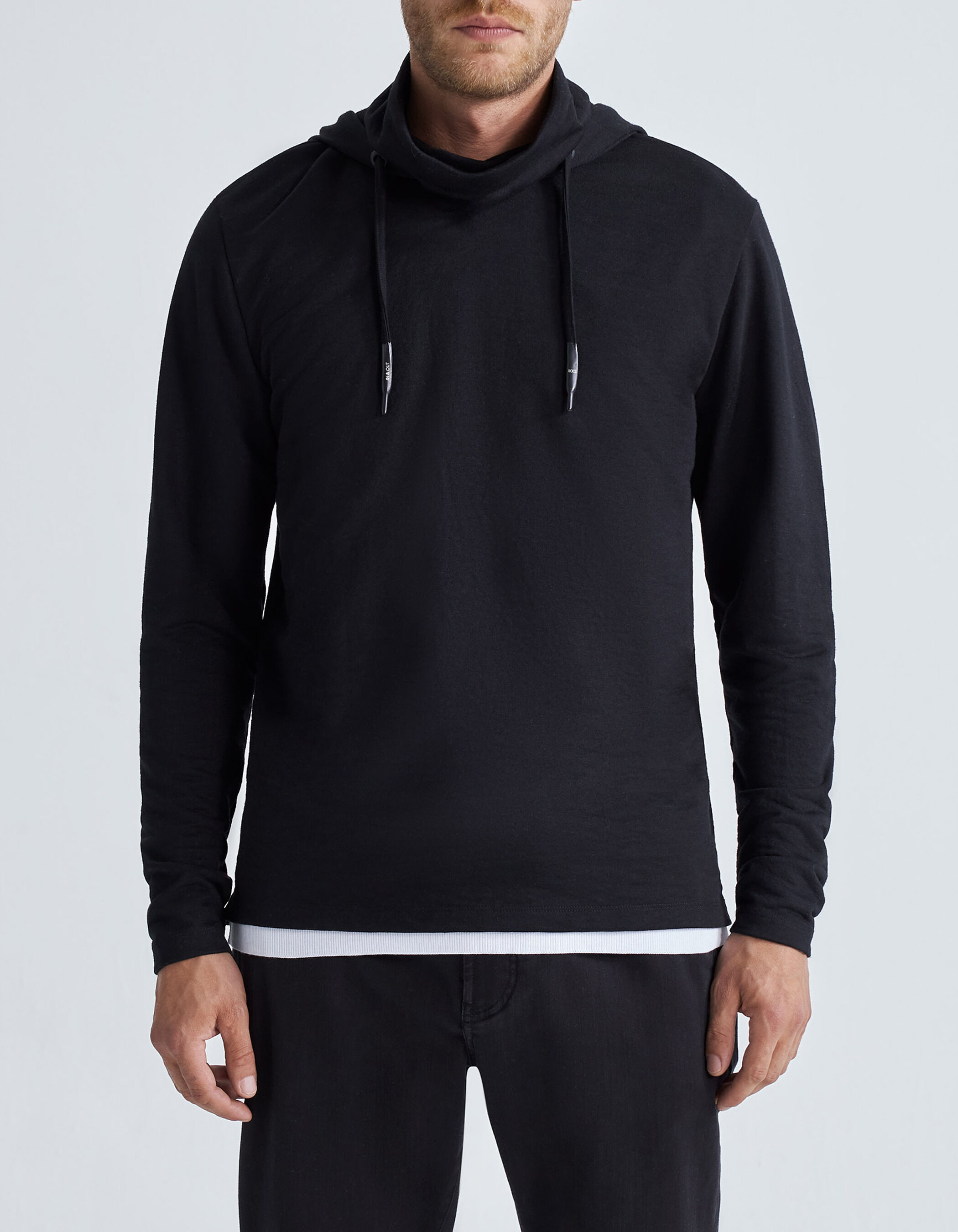 Camiseta negra cuello alto y capucha hombre