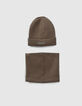 Kaki gebreide muts en snood rubbermarkering jongens-2