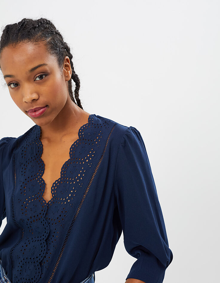 Top bleu marine à encolure V en broderie anglaise I.Code-4