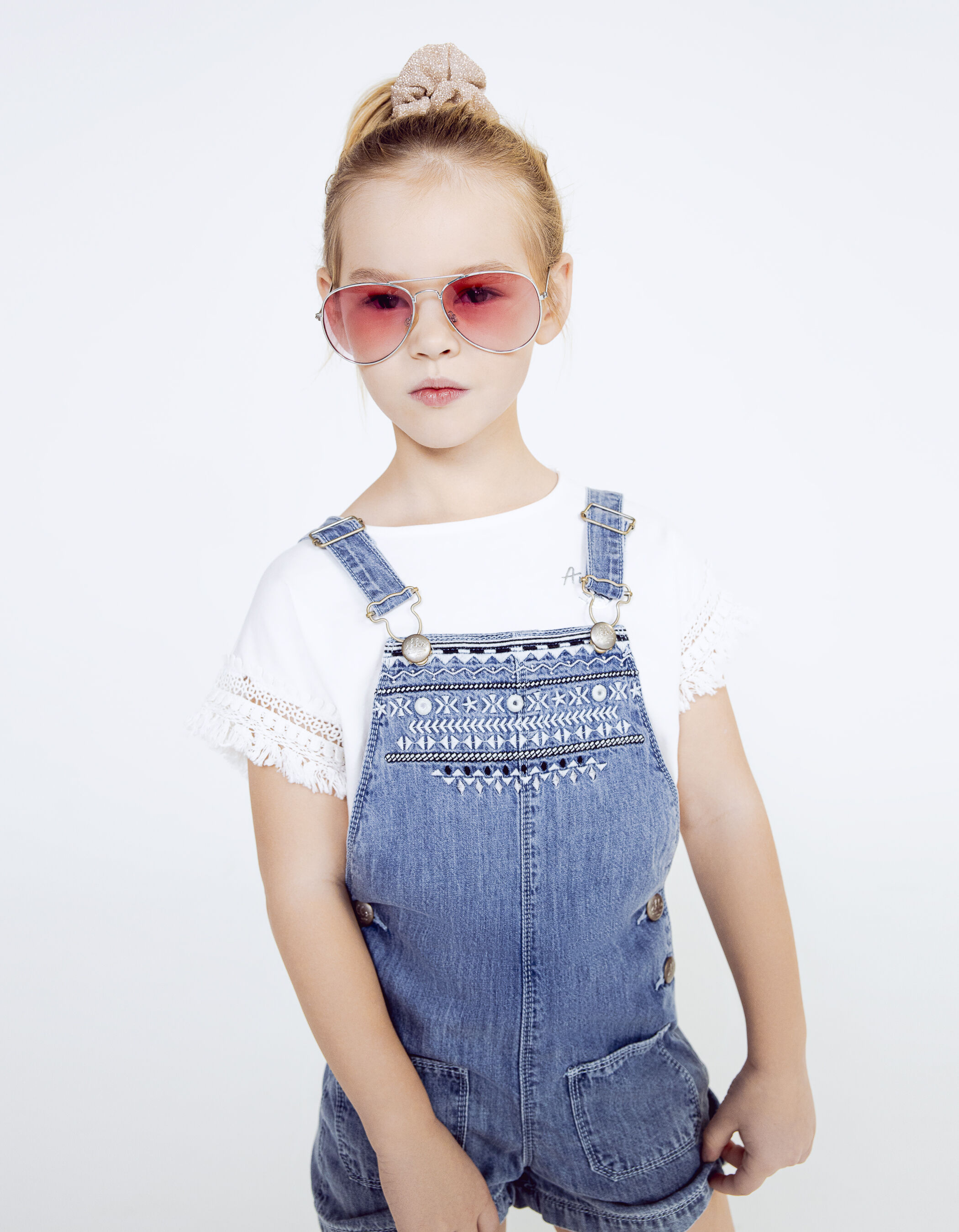 Ensemble salopette short en jean et T shirt blanc fille IKKS