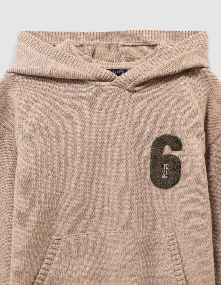Beiger Jungen-Kapuzenpulli melierter Strick Zahlenbadge-5 Beiger Jungen-Kapuzenpulli melierter Strick Zahlenbadge-5
