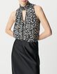 Top negro de mujer con estampado floral minimalista LENZING&trade; ECOVERO&trade;.-2
