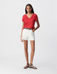 Rotes T-Shirt, V-Ausschnitt vorne/hinten-1