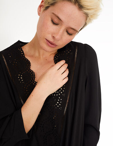 Top noir à encolure V en broderie anglaise I.Code