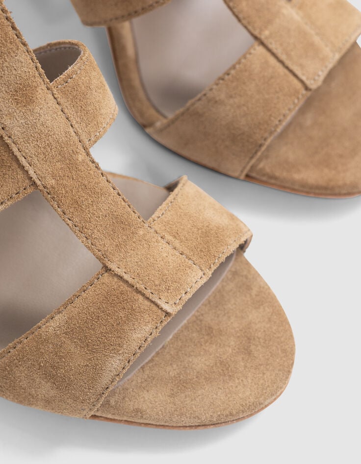 Beige suède damessandalen met hak met studs-4 Beige suède damessandalen met hak met studs-4