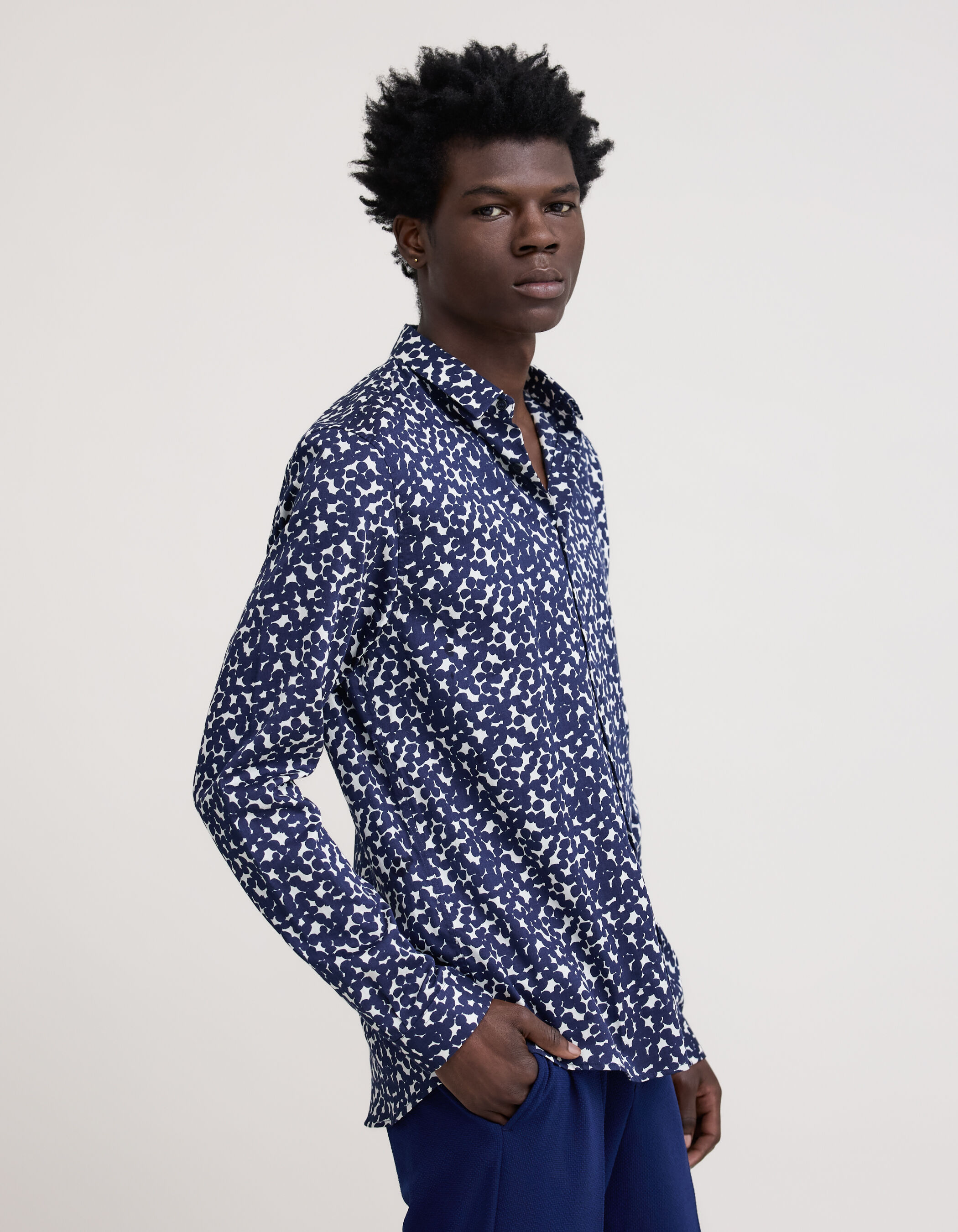 Camisa de hombre SLIM con estampado de lunares en azul marino IKKS