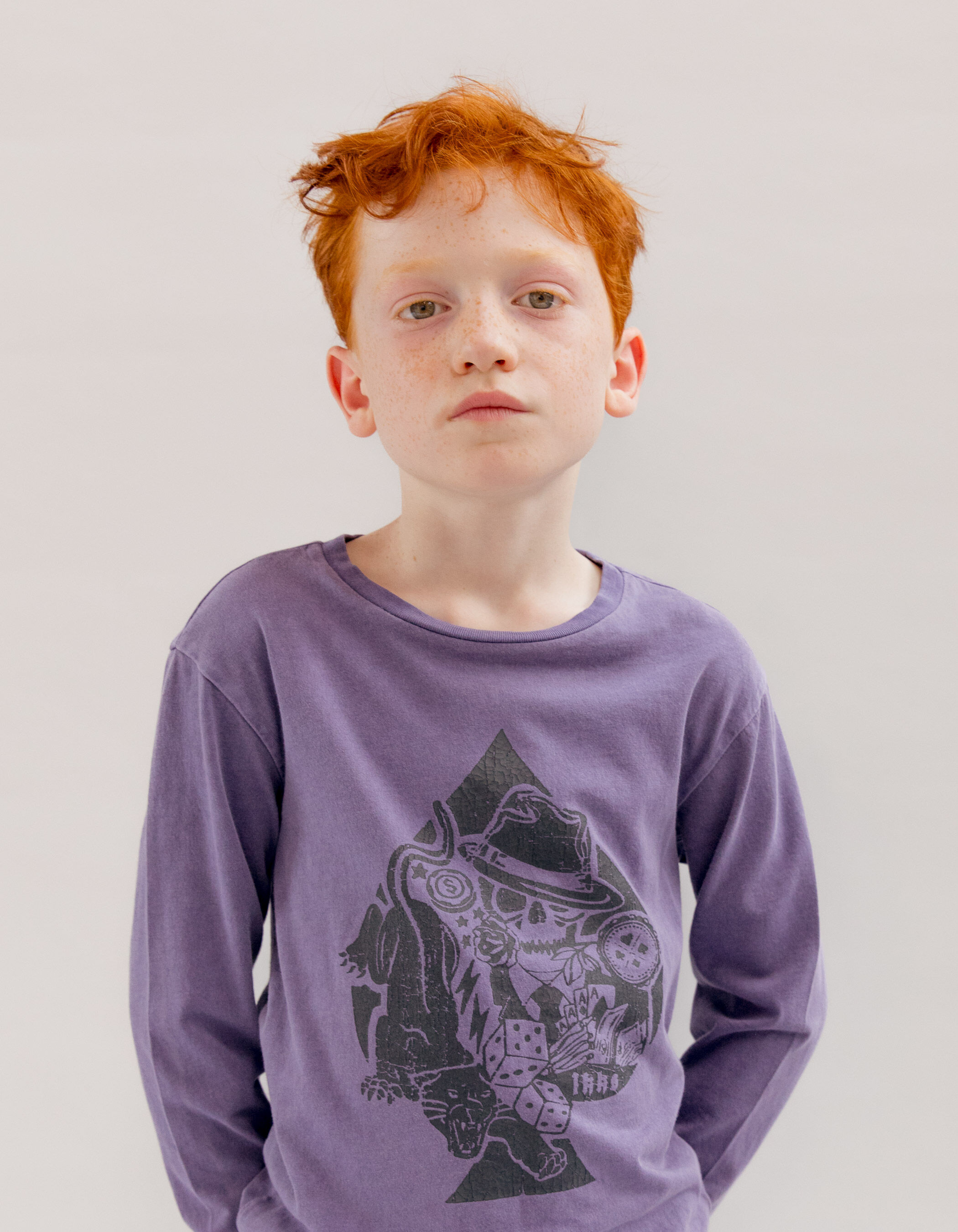 Violettes Jungen T Shirt mit rockigem Pik Ass Motiv