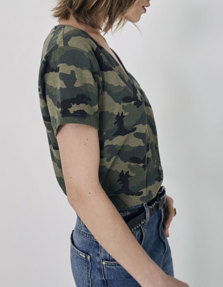 Women’s khaki camouflage T-shirt with badge-3