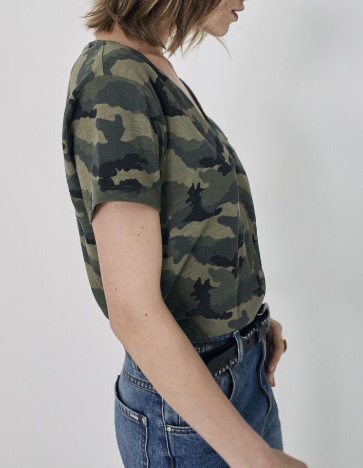 Khaki Damen-T-Shirt mit Camouflageprint und Patch  - IKKS