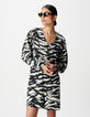 Mujer vestido negro con estampado de cebra-5
