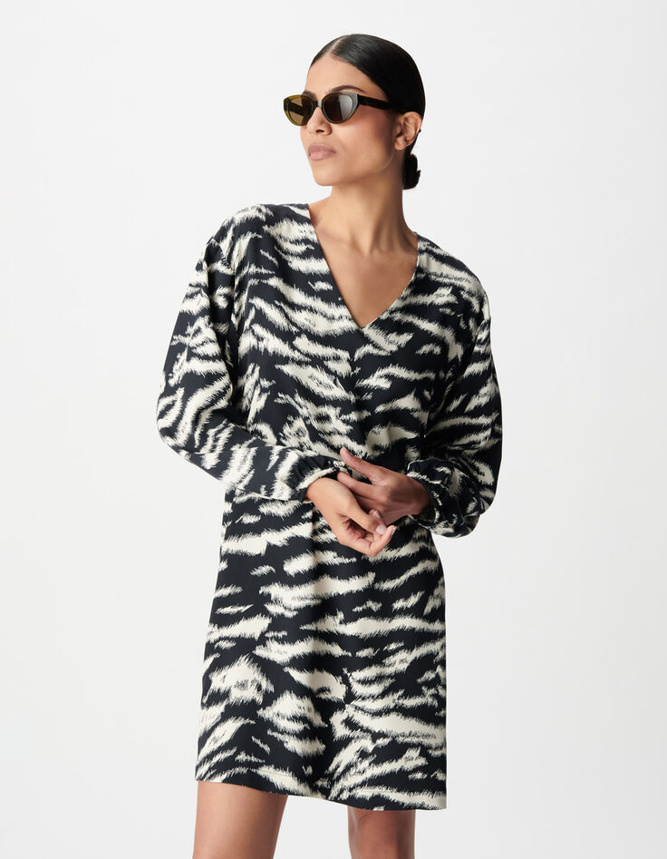 Mujer vestido negro con estampado de cebra-5