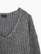 Grauer Damenflauschstrickpullover mit V-Ausschnitt-2