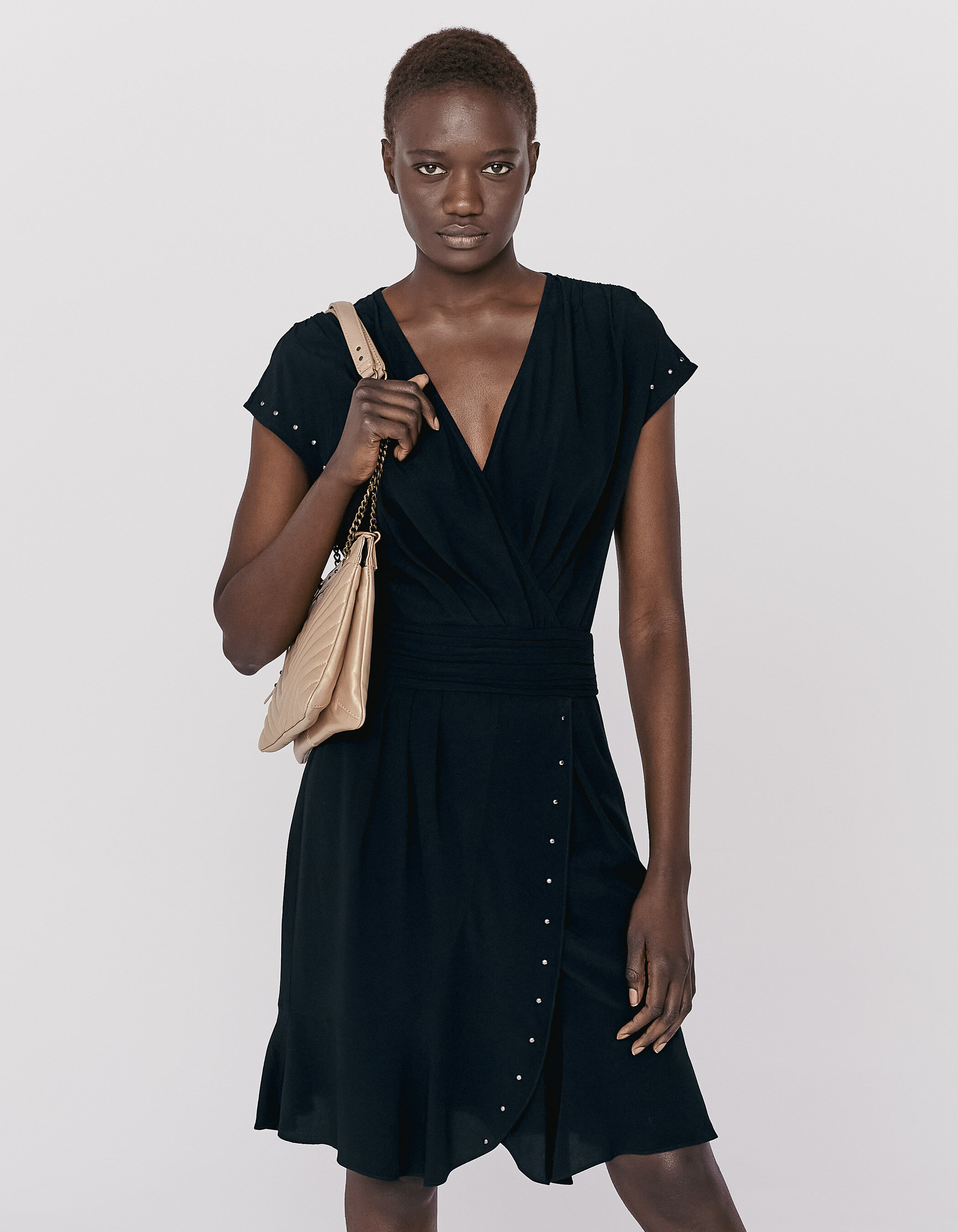 Robe courte drapee noire details clous bijoux femme IKKS