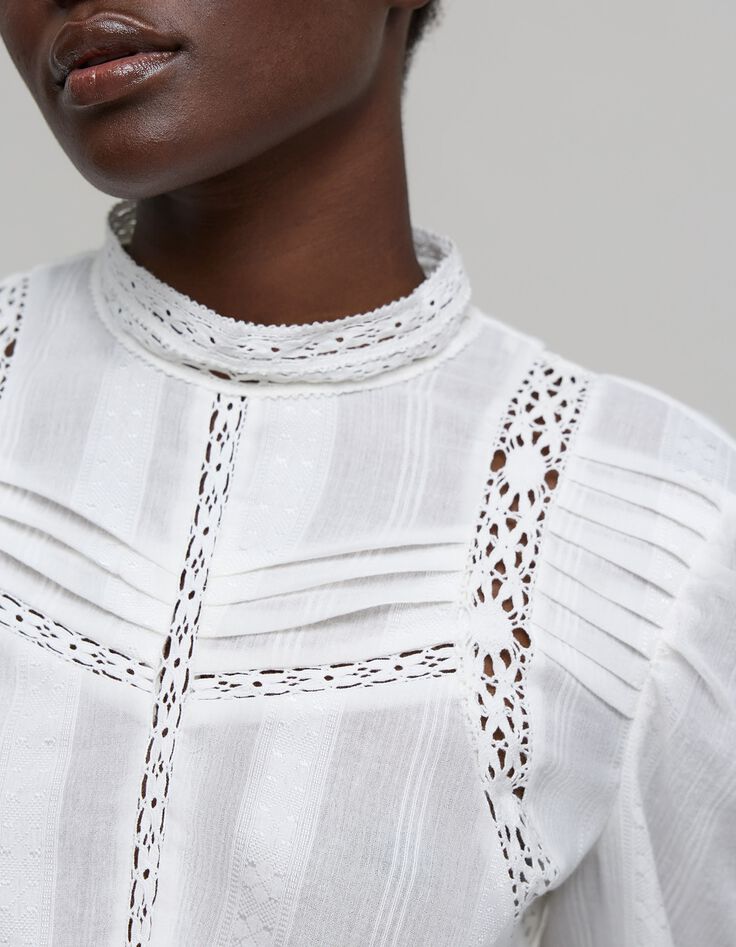 Blouse blanc cass&eacute; d&eacute;tails plis et dentelle Femme-4